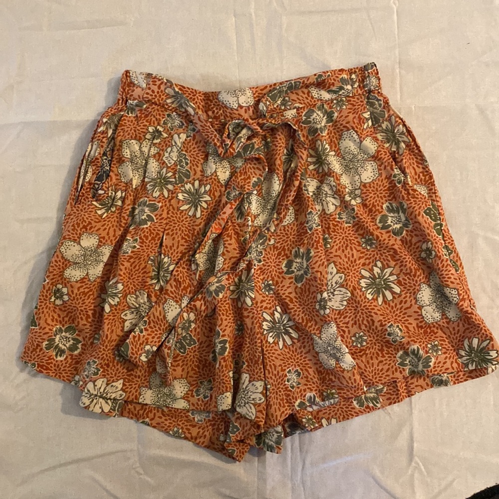 Angie Gathered Floral Shorts - Picture 6 of 10
